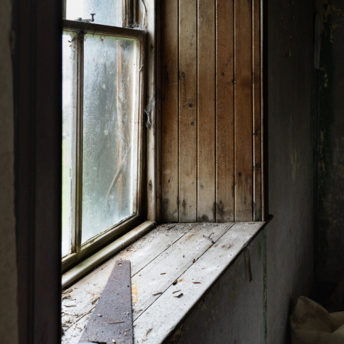  DSC7882 Window And Saw Dead Mans Cottage Meavaig. 2 Edit